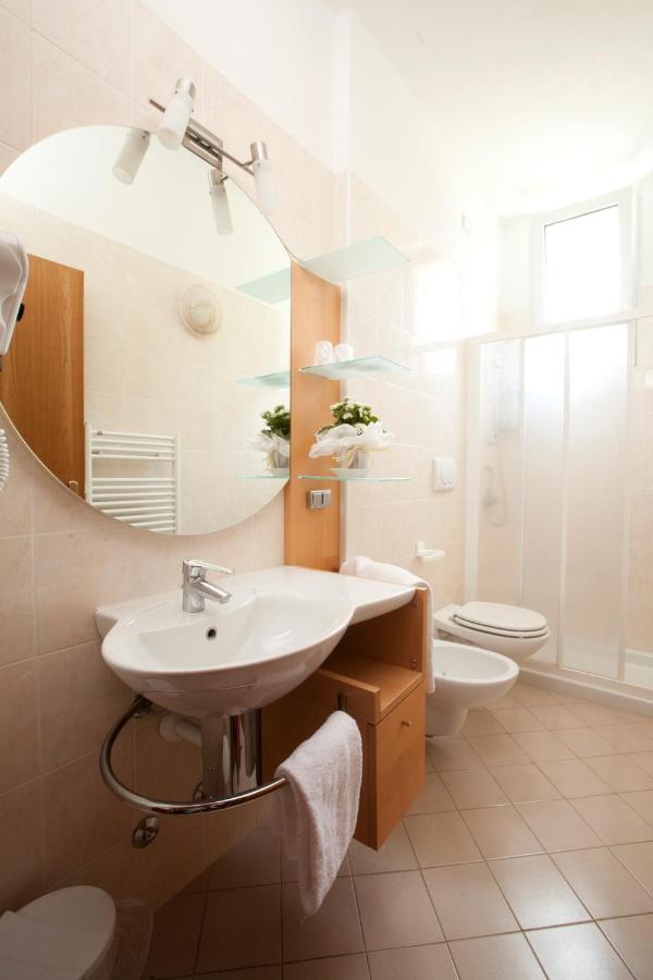 Hotel Residence Rely Brenzone sul Garda Rum bild